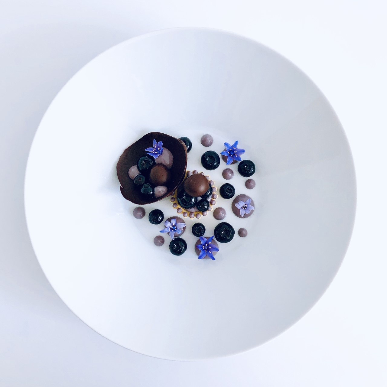 Tartlet with blueberries, dark chocolate and cardamom